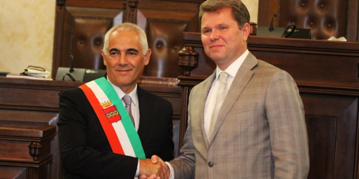 Ingrandisci la foto: Siglato il patto di gemellaggio tra i Comuni di Iglesias e Bobruisk Siglato il patto di gemellaggio tra i Comuni di Iglesias e Bobruisk