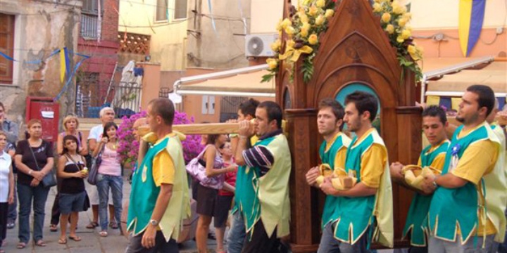 Ingrandisci la foto: Discesa dei Candelieri: appello per trovare nuovi portatori Discesa dei Candelieri: appello per trovare nuovi portatori