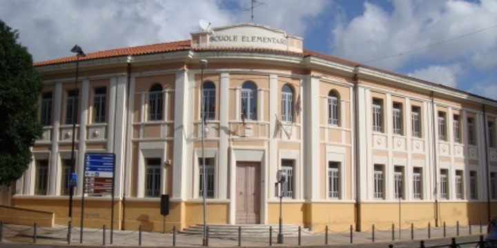 Ingrandisci la foto: Intitolazione del caseggiato delle Scuole Elementari Femminili a Ennio Martinelli Intitolazione del caseggiato delle Scuole Elementari Femminili a Ennio Martinelli