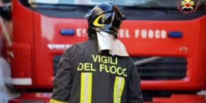 Ingrandisci la foto: COVID-19: Sanificazione in diverse zone della città condotta dai Vigili del Fuoco COVID-19: Sanificazione in diverse zone della città condotta dai Vigili del Fuoco