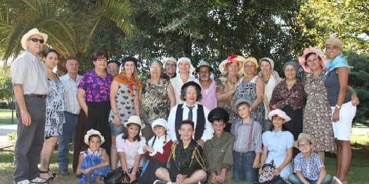 Ingrandisci la foto: Teatro: “IS TZARACAS DE MADAMA LARA” Teatro: “IS TZARACAS DE MADAMA LARA”