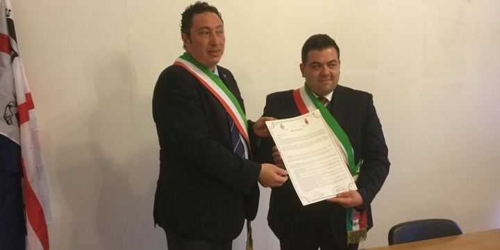 Ingrandisci la foto: Firma del Patto di Amicizia con il Comune di Posina Firma del Patto di Amicizia con il Comune di Posina
