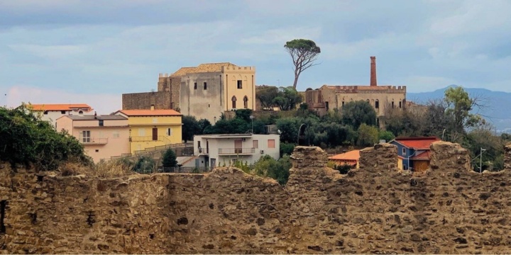 Ingrandisci la foto: Il Castello Salvaterra Il Castello Salvaterra